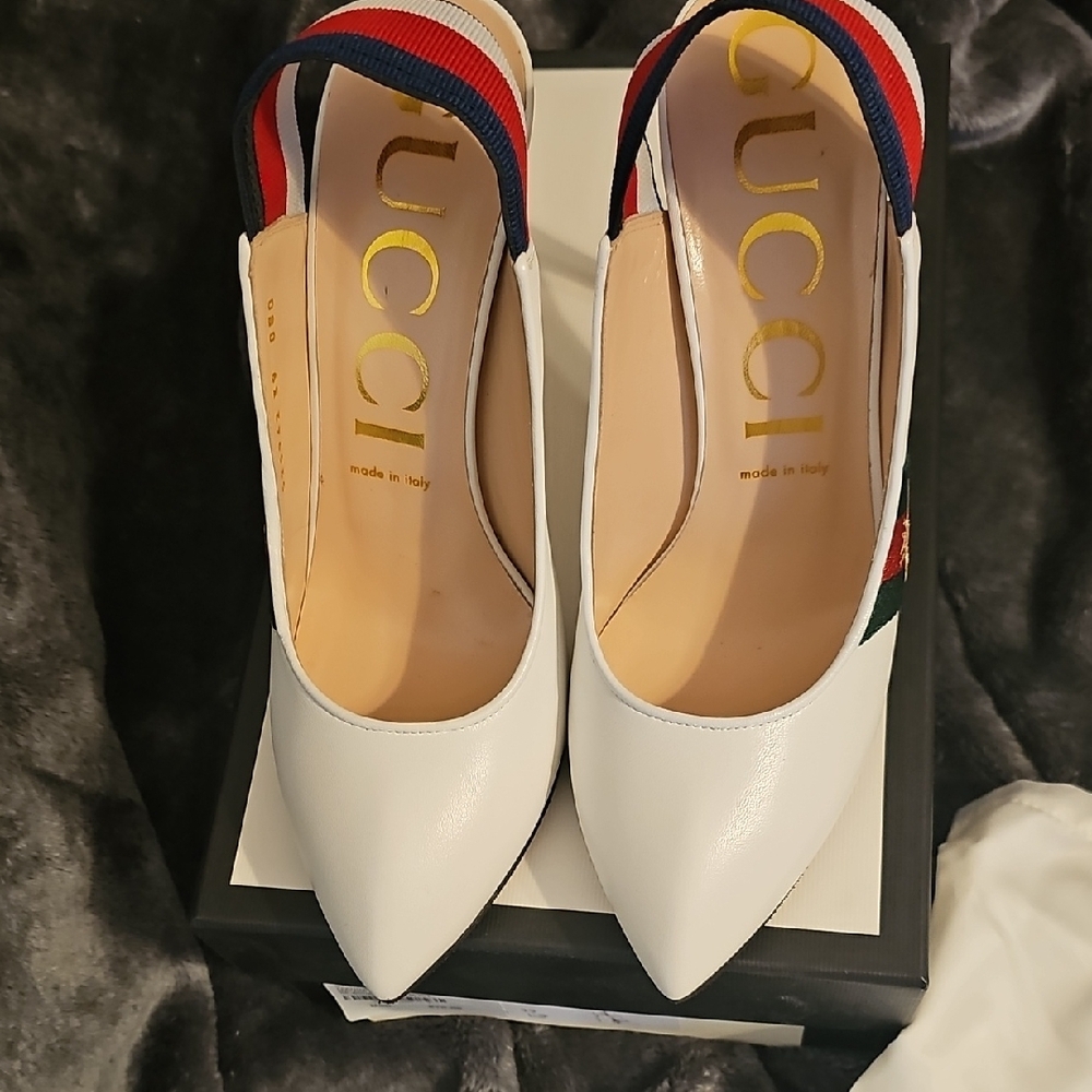 Gucci White and Red Heels with Elegant Design - Picture 2 of 7